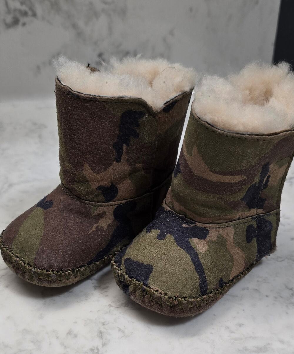 BABY UGGS CADEN CAMO BOOTS SOFT AND COZY SIZE 0/1 6-12 MONTHS